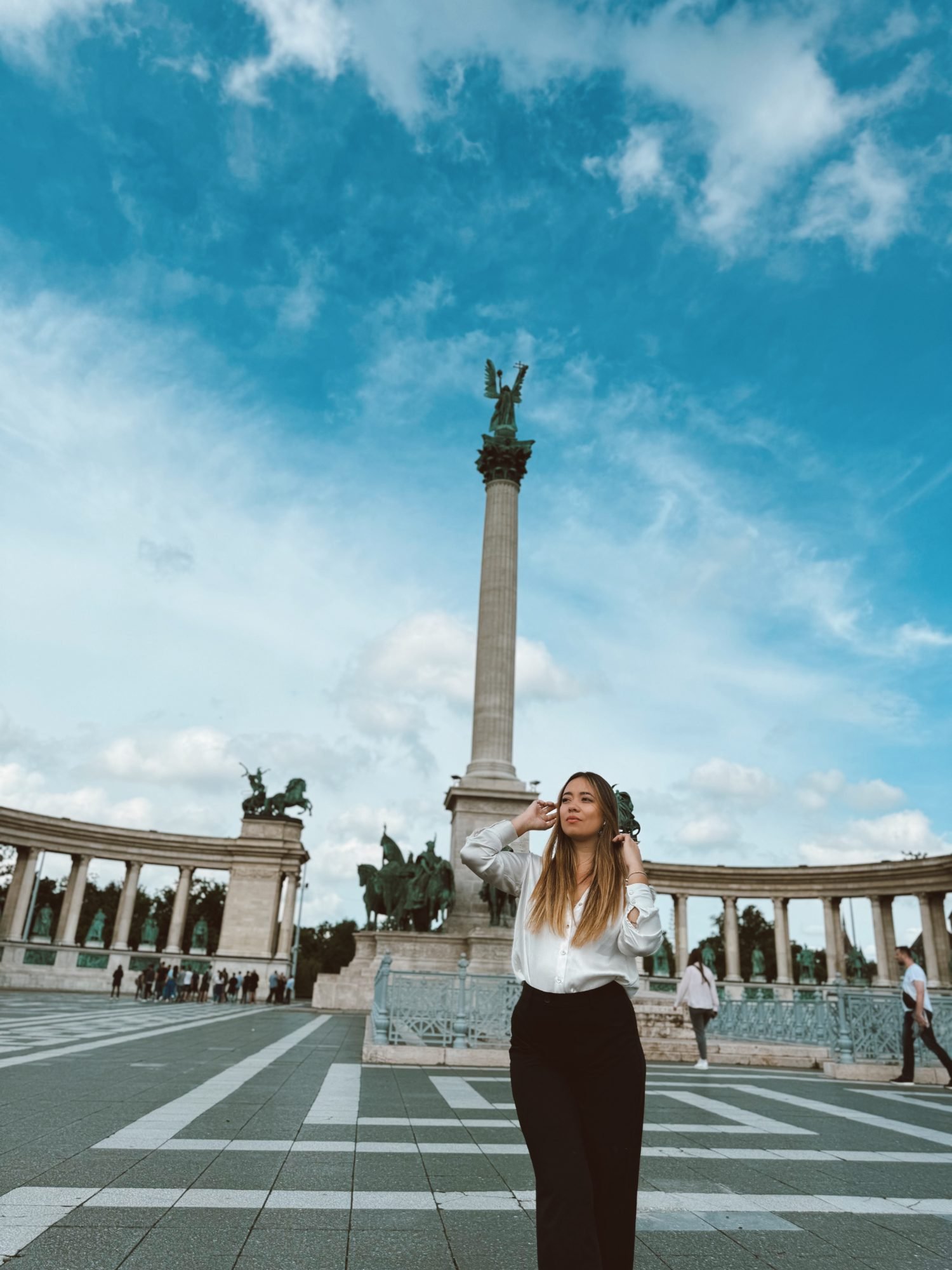 Denise na Praça dos Heróis, em Budapeste