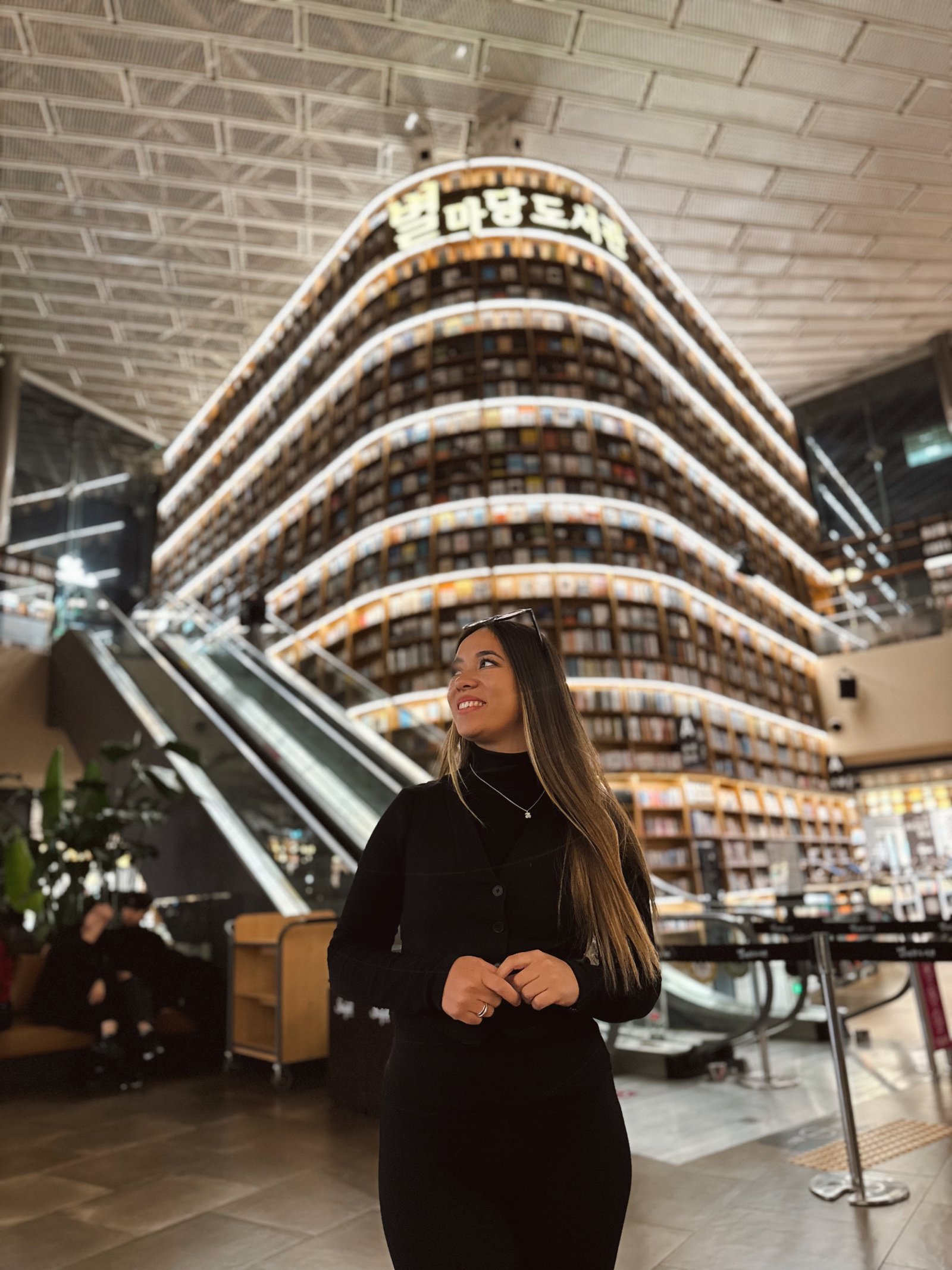 Denise diante da biblioteca Starfield, em Seul