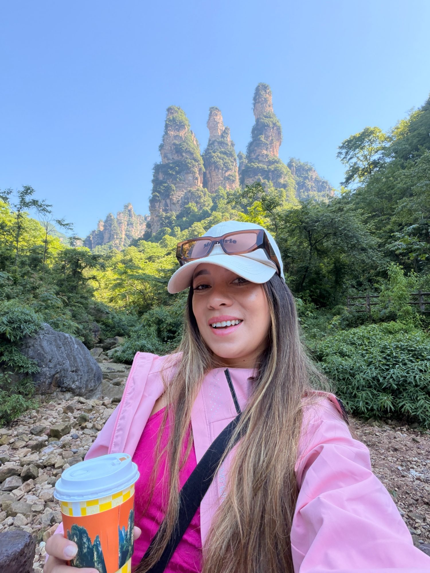 Denise nos pilares de pedra de Zhangjiajie, na China — as montanhas que inspiraram Avatar