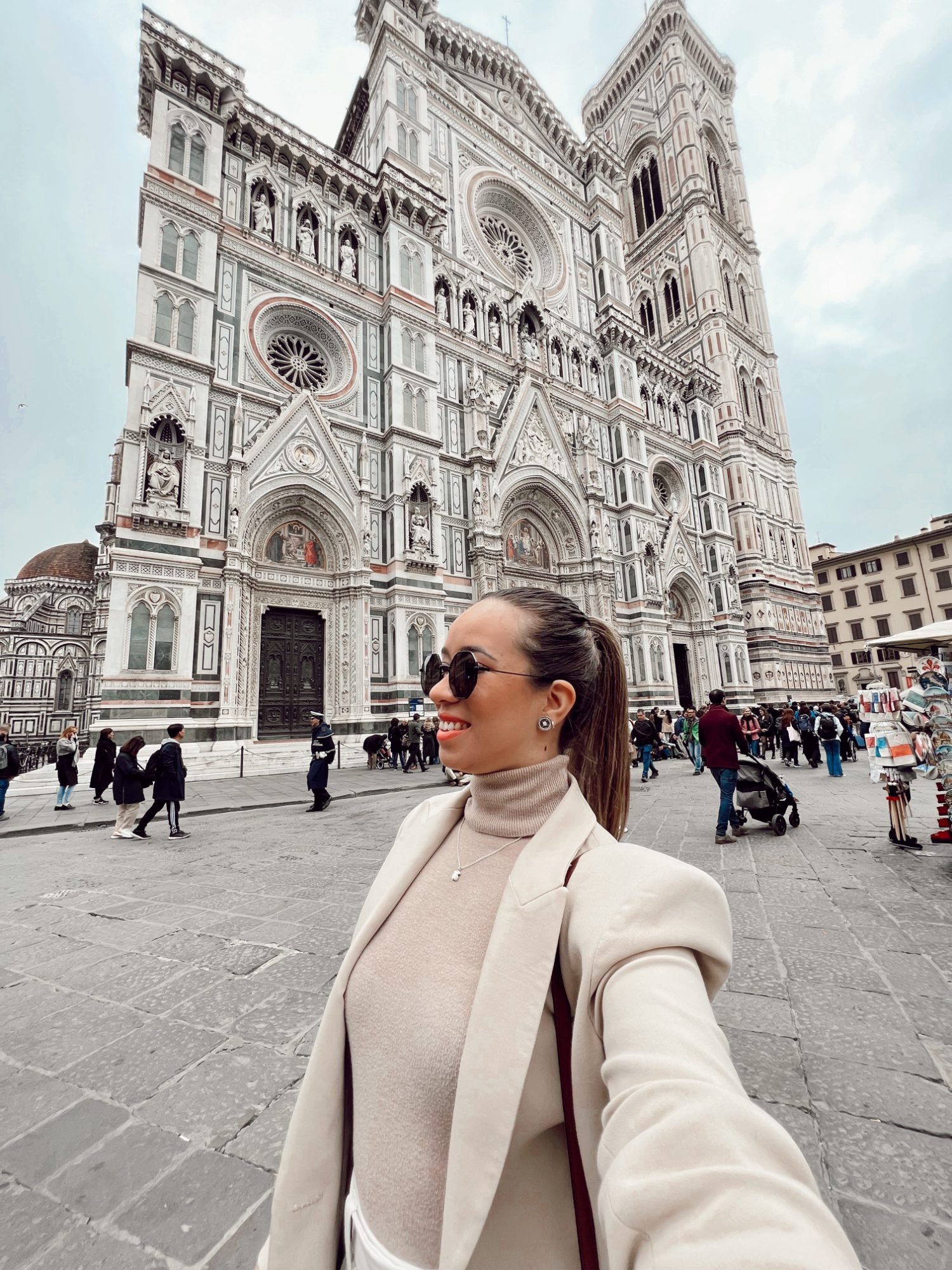 Denise na praça do Duomo, em Florença