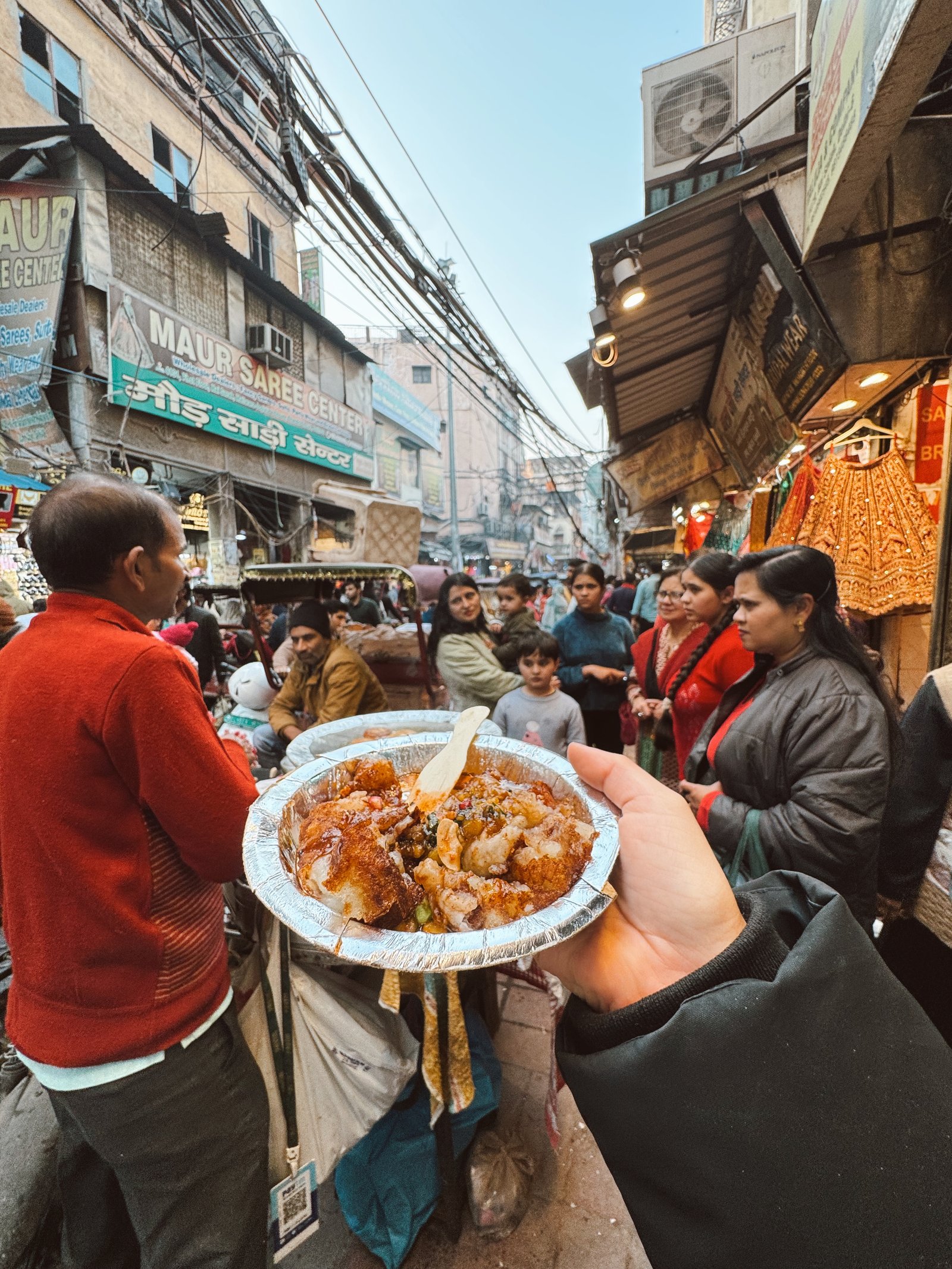 Comida de rua sendo servida num mercado indiano