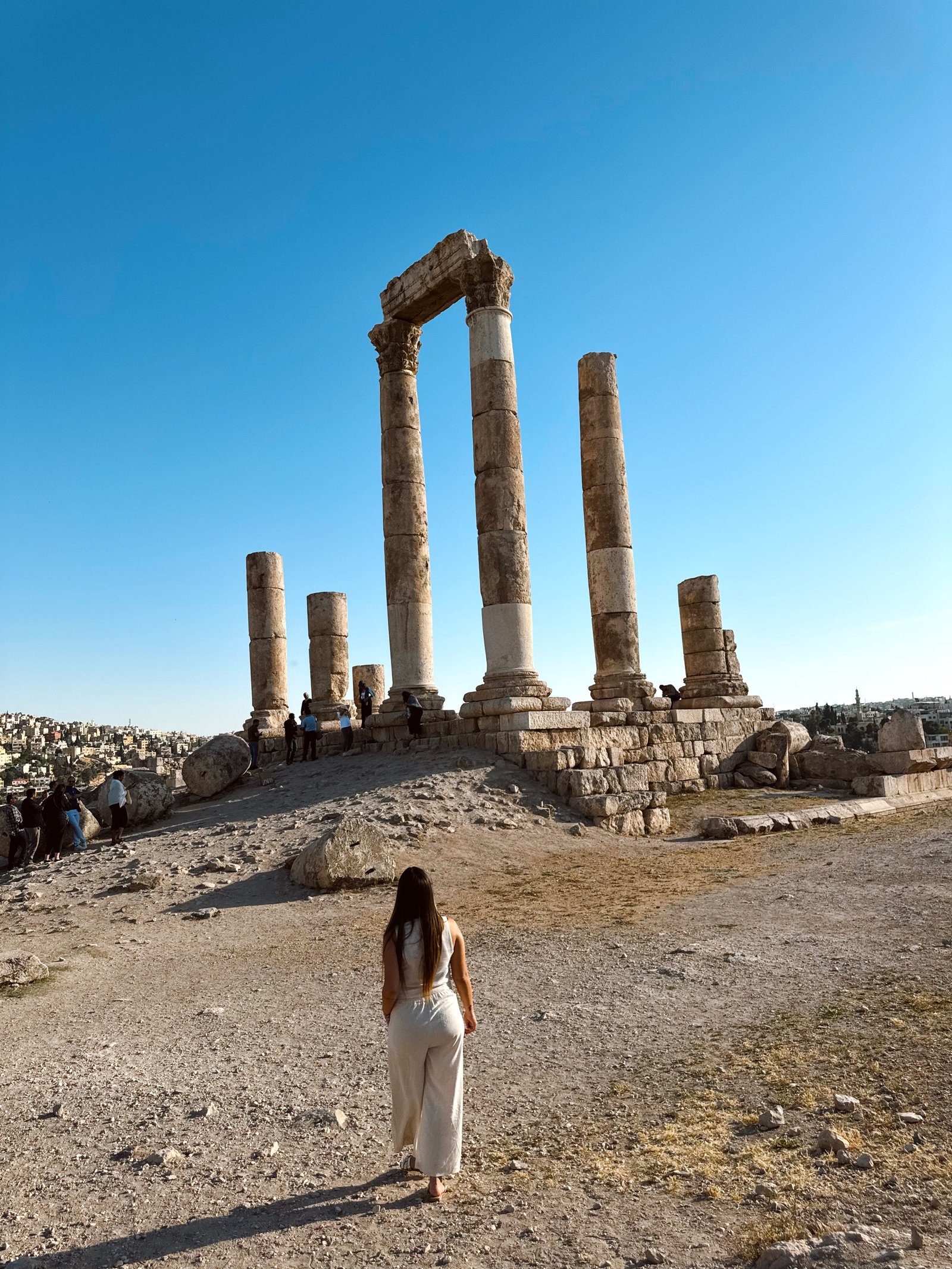 Denise caminhando até o Templo de Hércules, na Cidadela de Amã