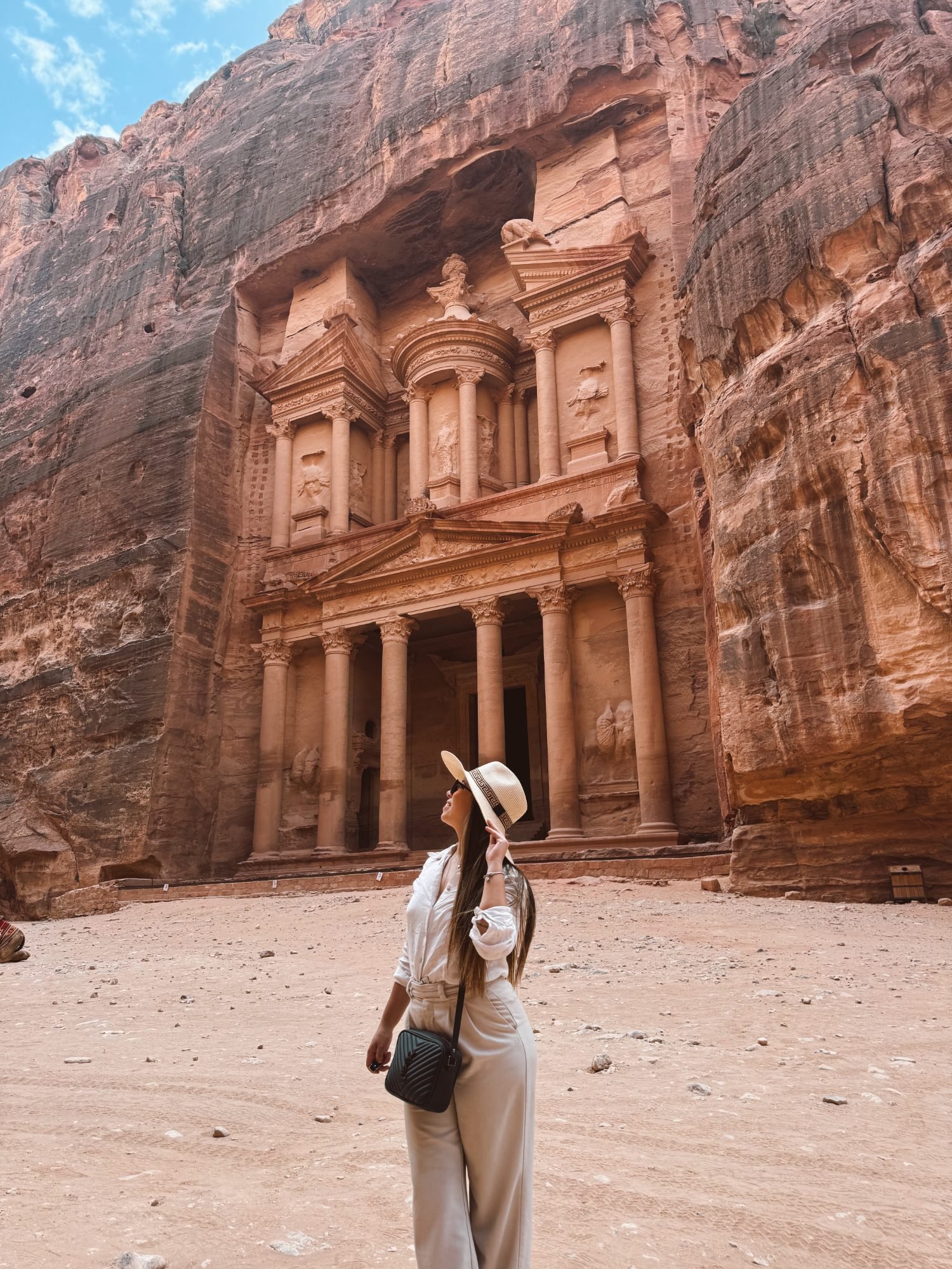 Denise Mafra diante do Tesouro de Petra, na Jordânia