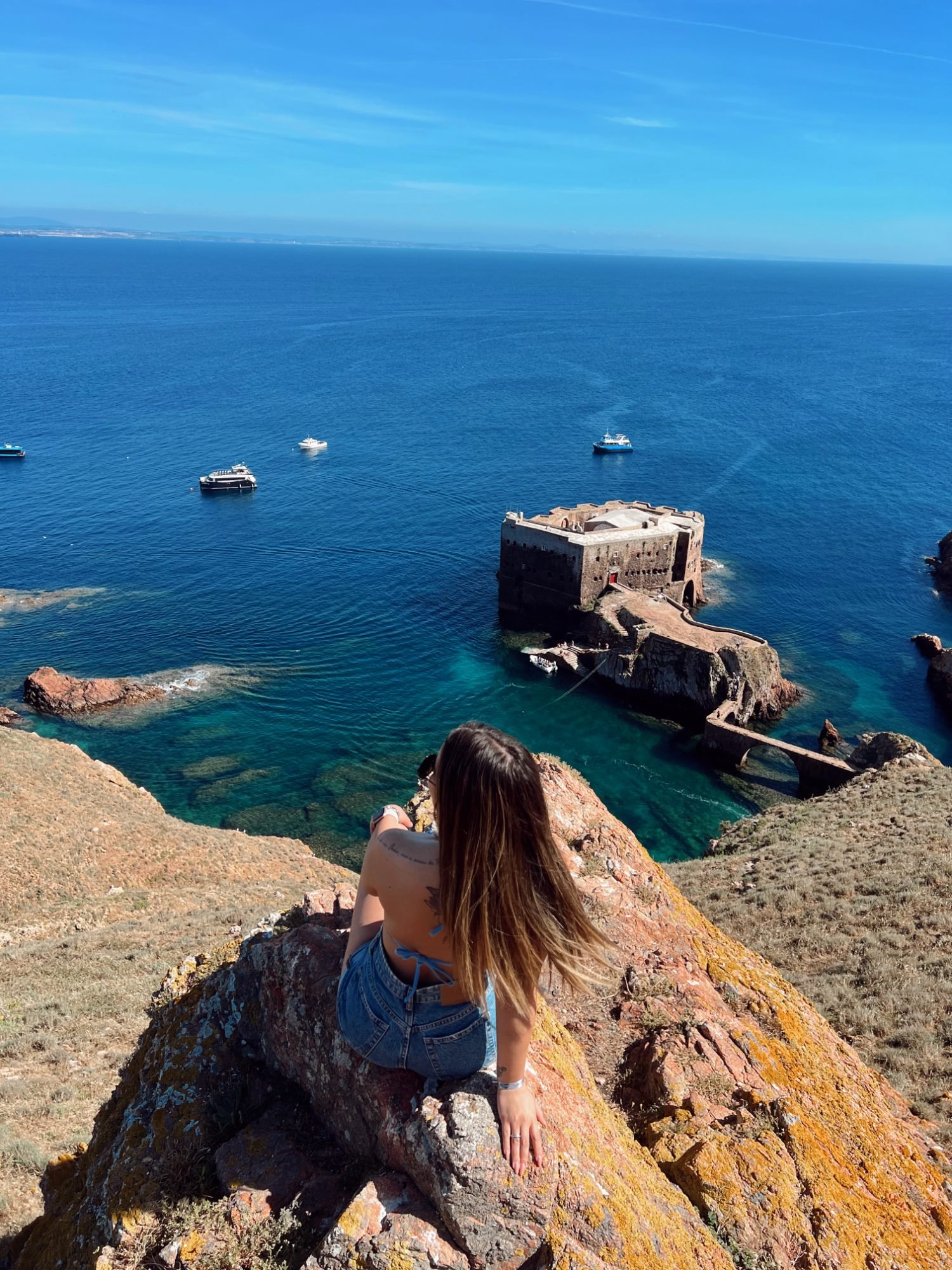 Denise sentada num penhasco sobre o forte das Berlengas