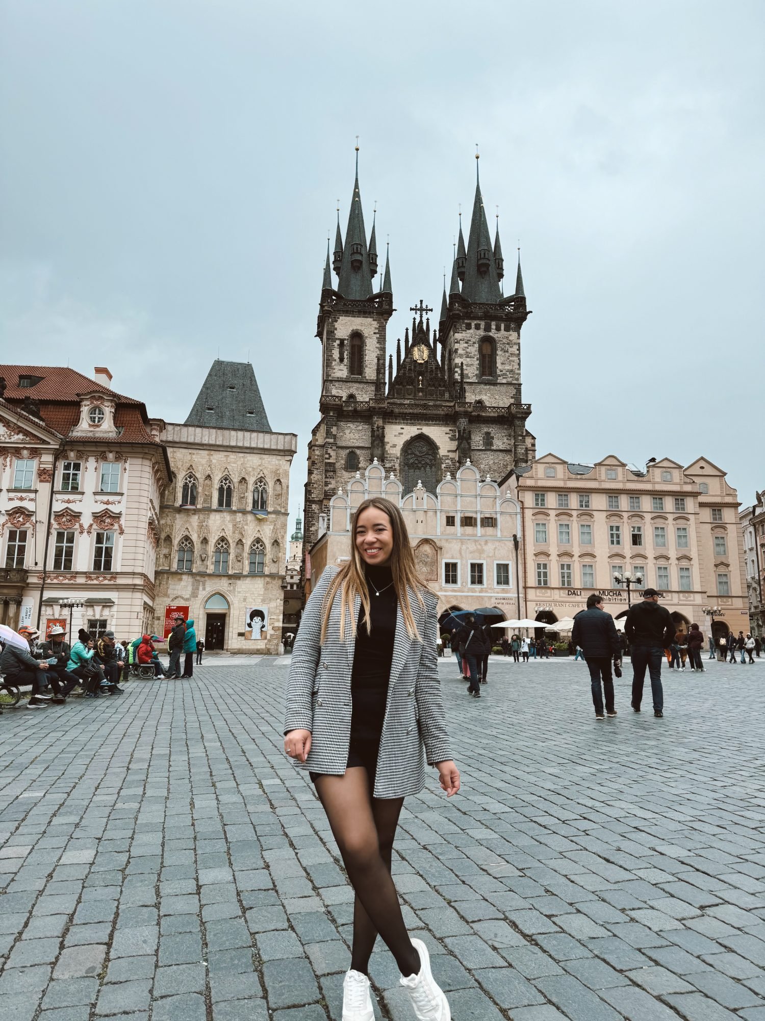 Denise na Praça da Cidade Velha, em Praga